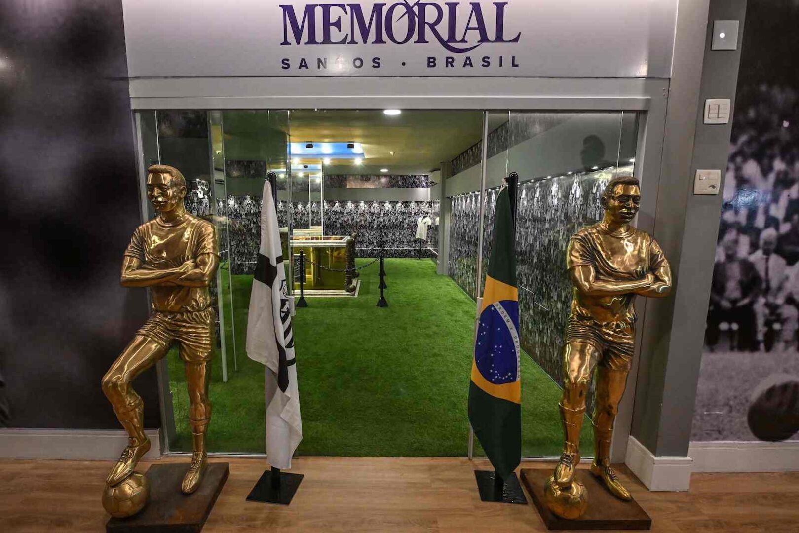 Goldene Statuen vor dem Mausoleum