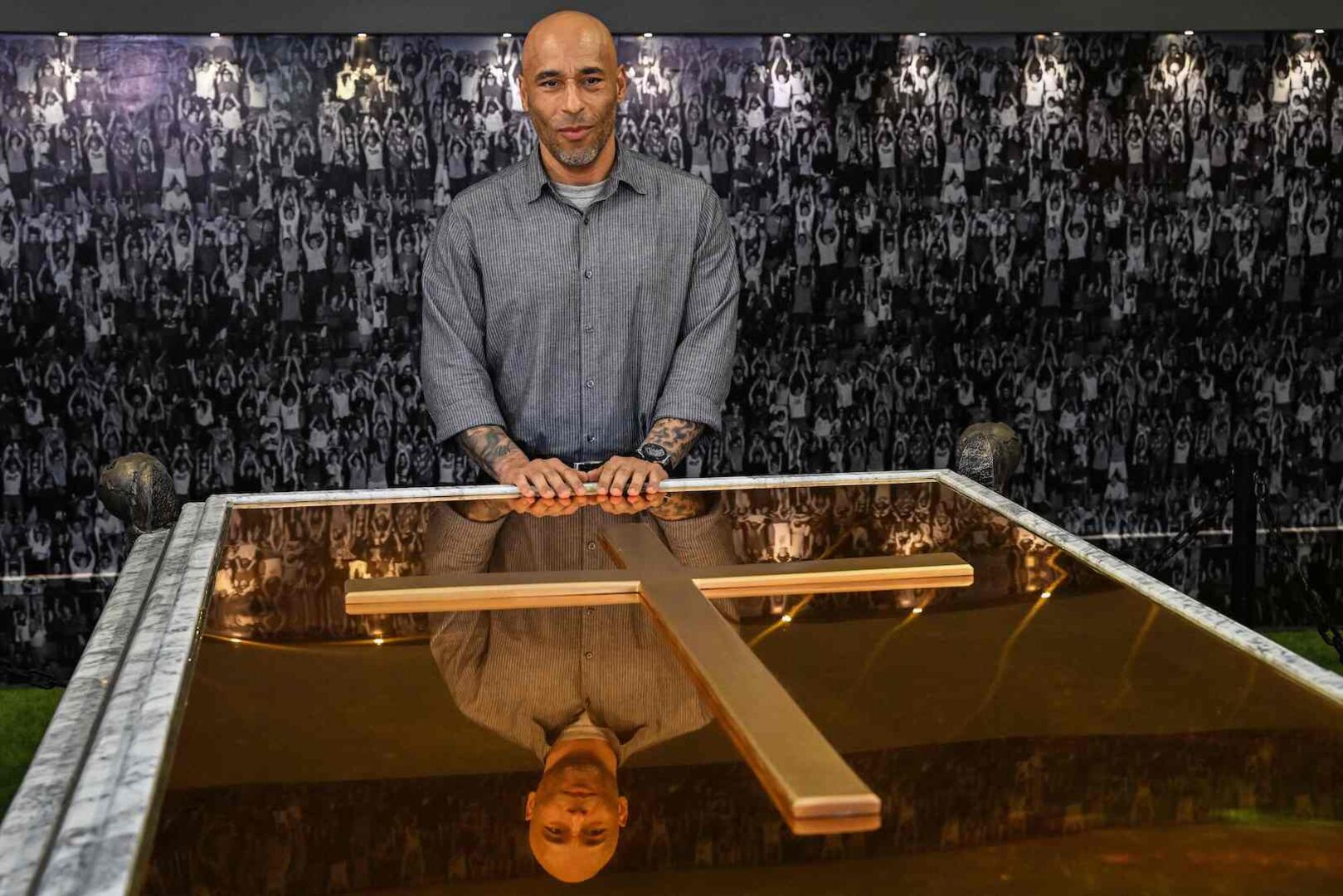 Pelés Sohn Edson Cholbi Nascimento vor dem Sarg im Mausoleum.