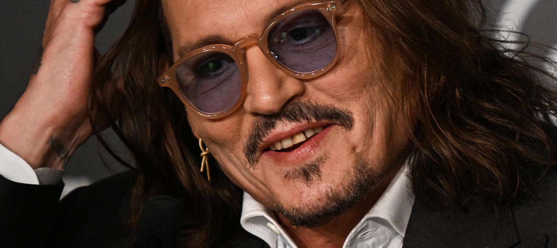 Depps gelbe Zähne sind klar sichtbar.