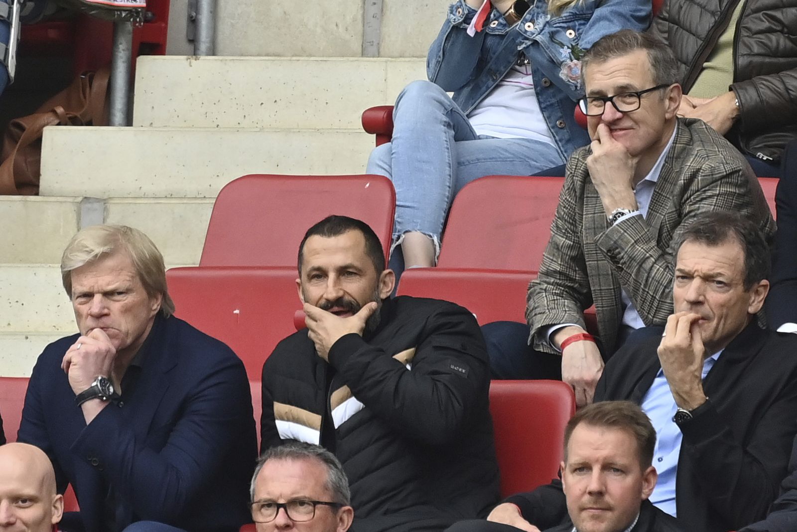 Oliver Kahn und Hasan Salihamidzic sitzen auf der Tribüne.