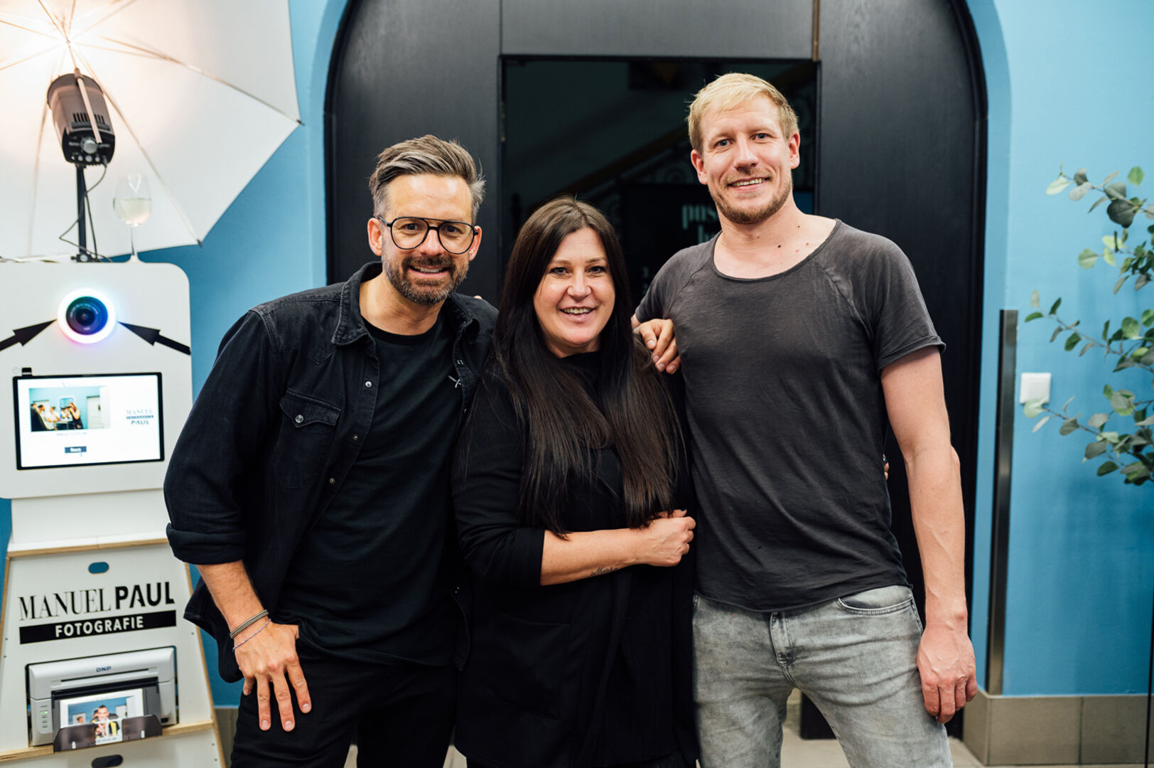 Manuel Riesterer mit See-Atelier Mitglied Lee Bueki und Pascal Hämmerle (Restaurant Freischwimmer)