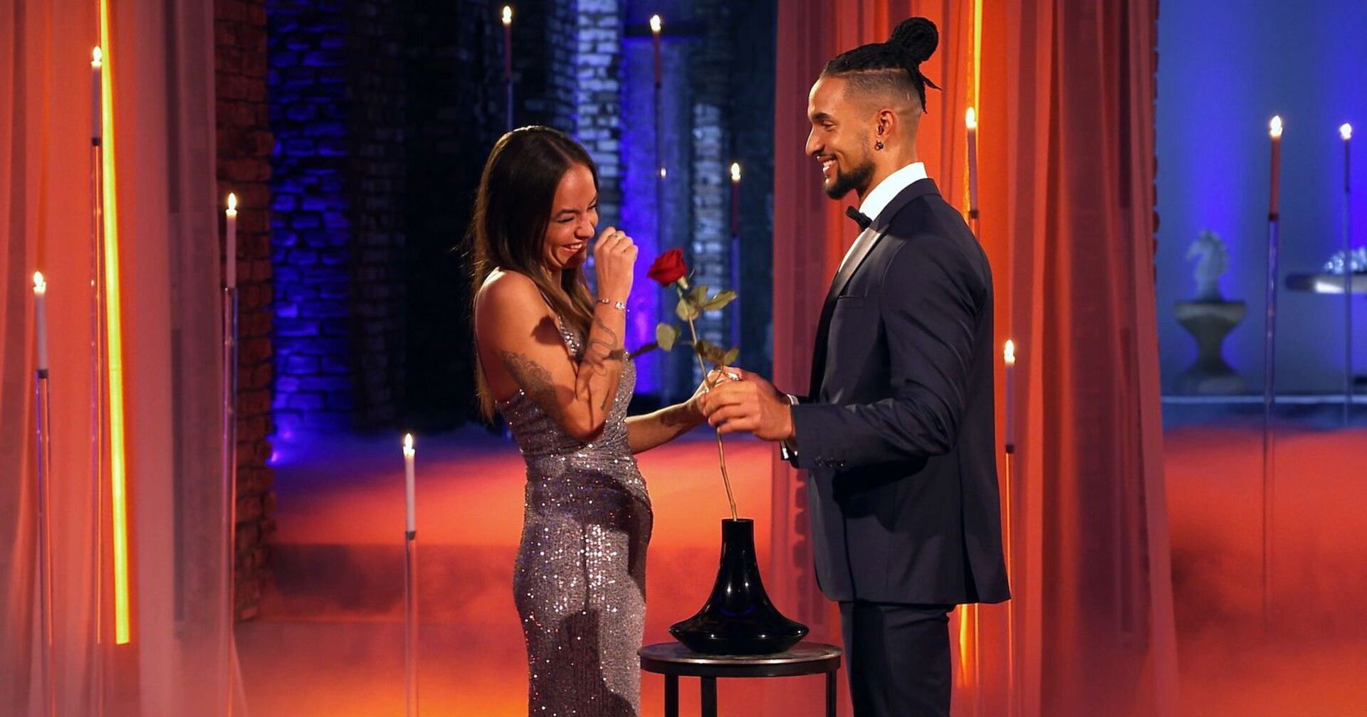 David gibt Angelina die letzte Rose beim Bachelor-Finale.