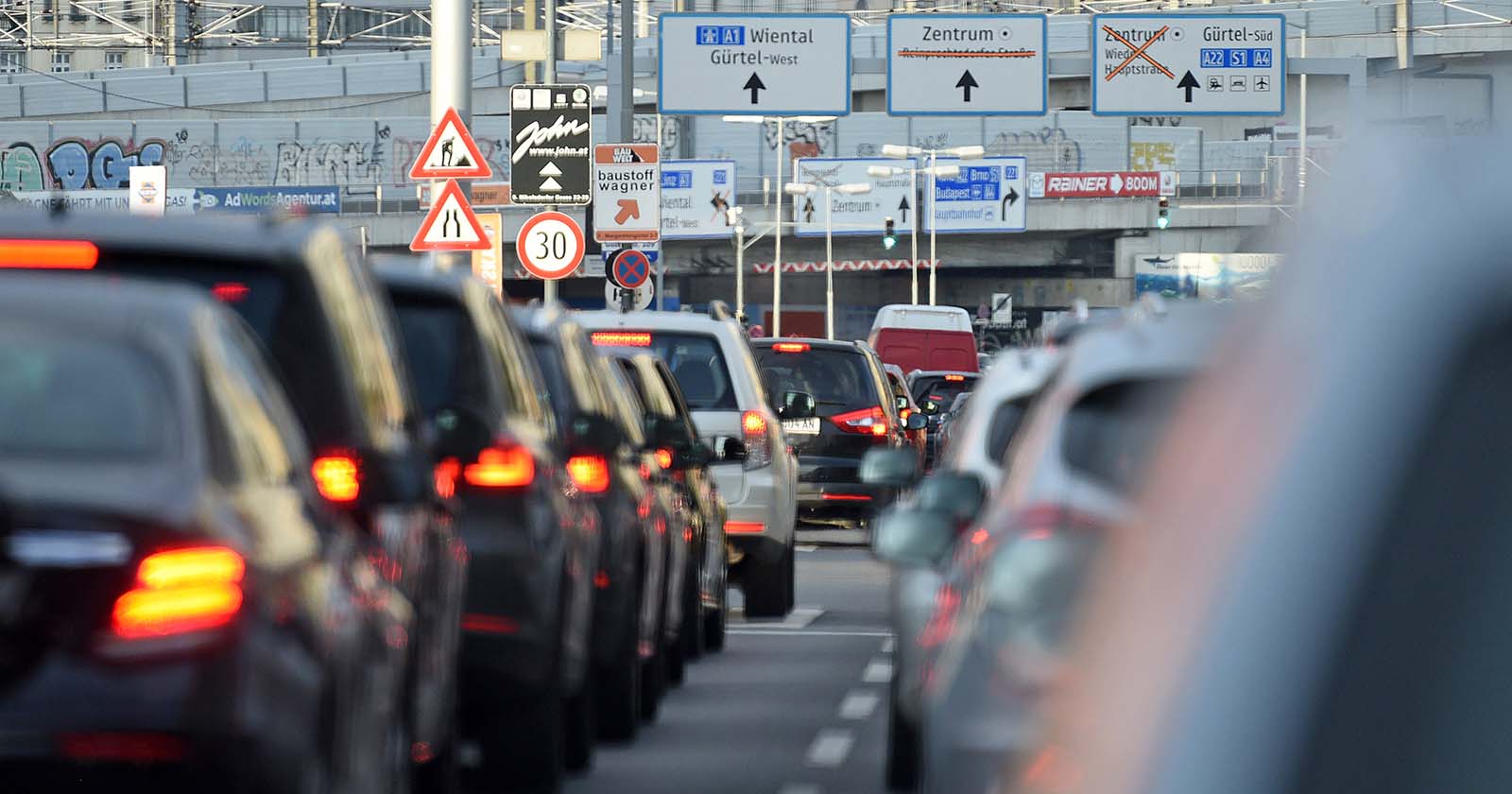 Autos stehen in Wien im Stau
