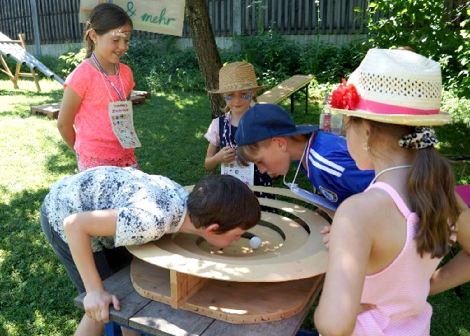 Bei zahlreichen Bewegungs- und Geschicklichkeitsspielen, sowie kreativem Gestalten ist für alle etwas dabei.