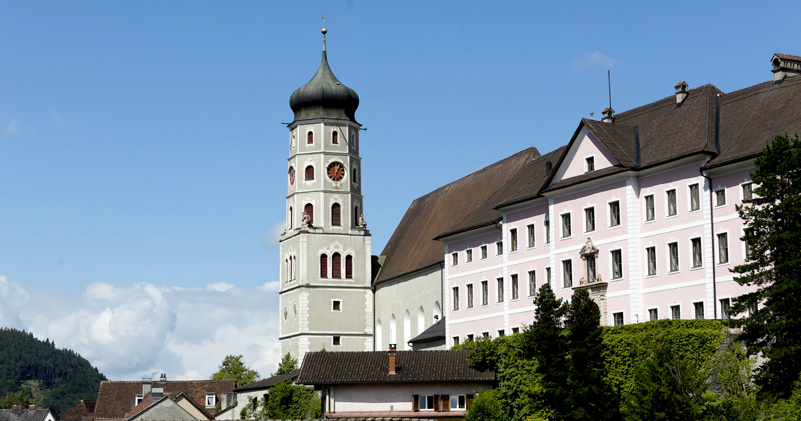 St. Laurentiuskirche in Bludenz bei Tag.
