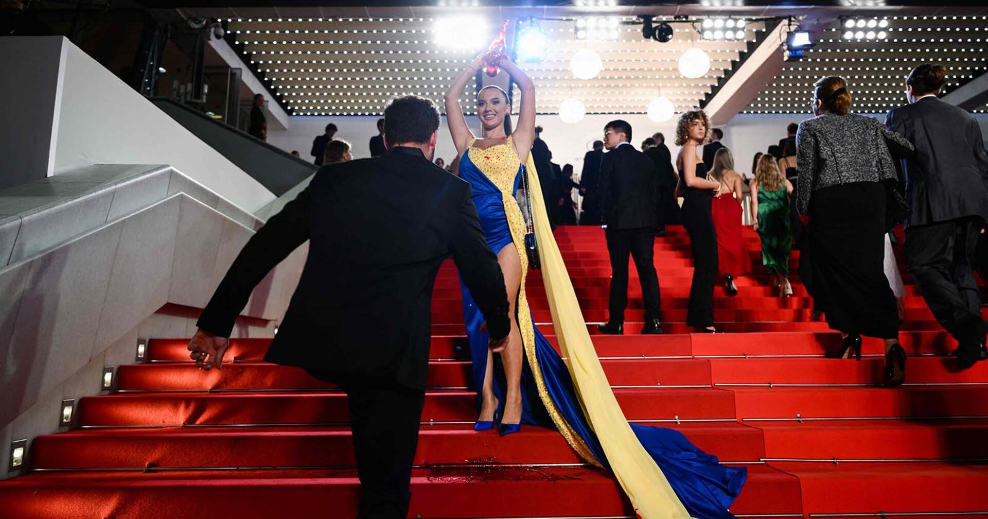 Aktivistin überschüttet sich mit Kunstblut