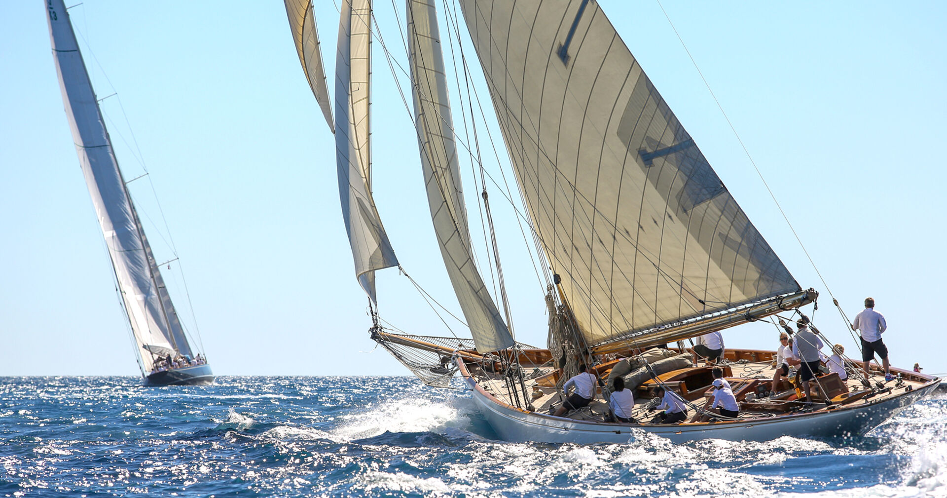 Tauchen Sie mit Noblesse Yachts ein in die aufregende Atmosphäre der Regatten.