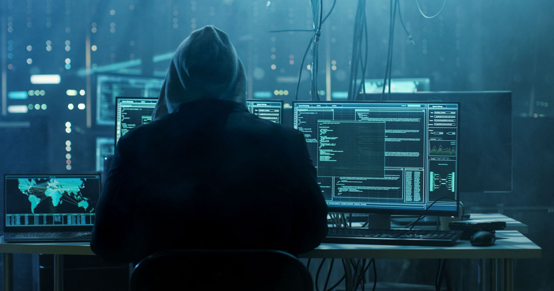 Hacker sitzt vor einem Computer
