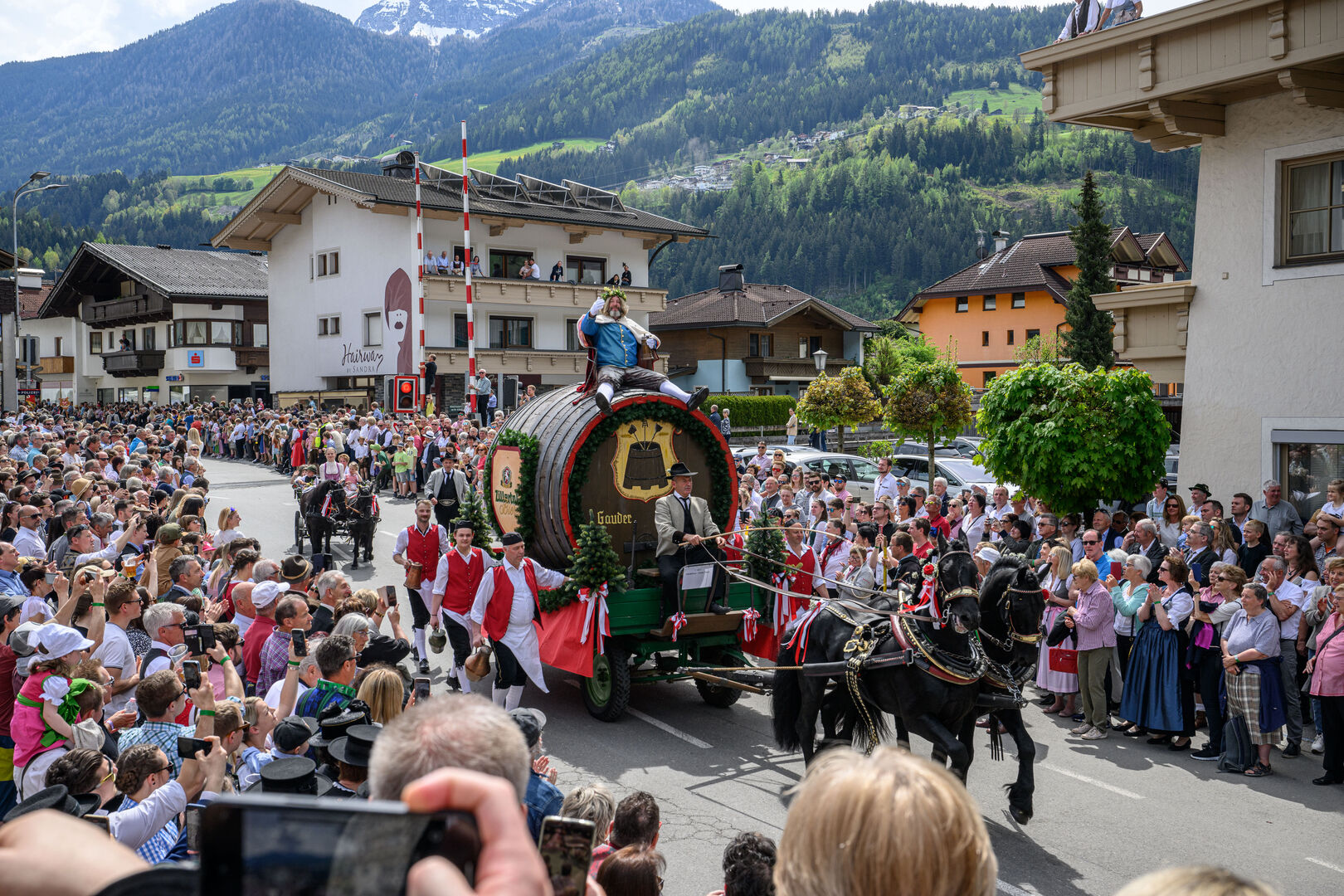 Bierkönig Gambrinus zog durch die Straßen von Zell am Ziller.