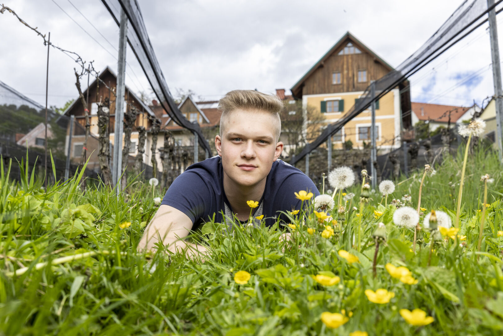 Florian liegt in der Blumenwiese