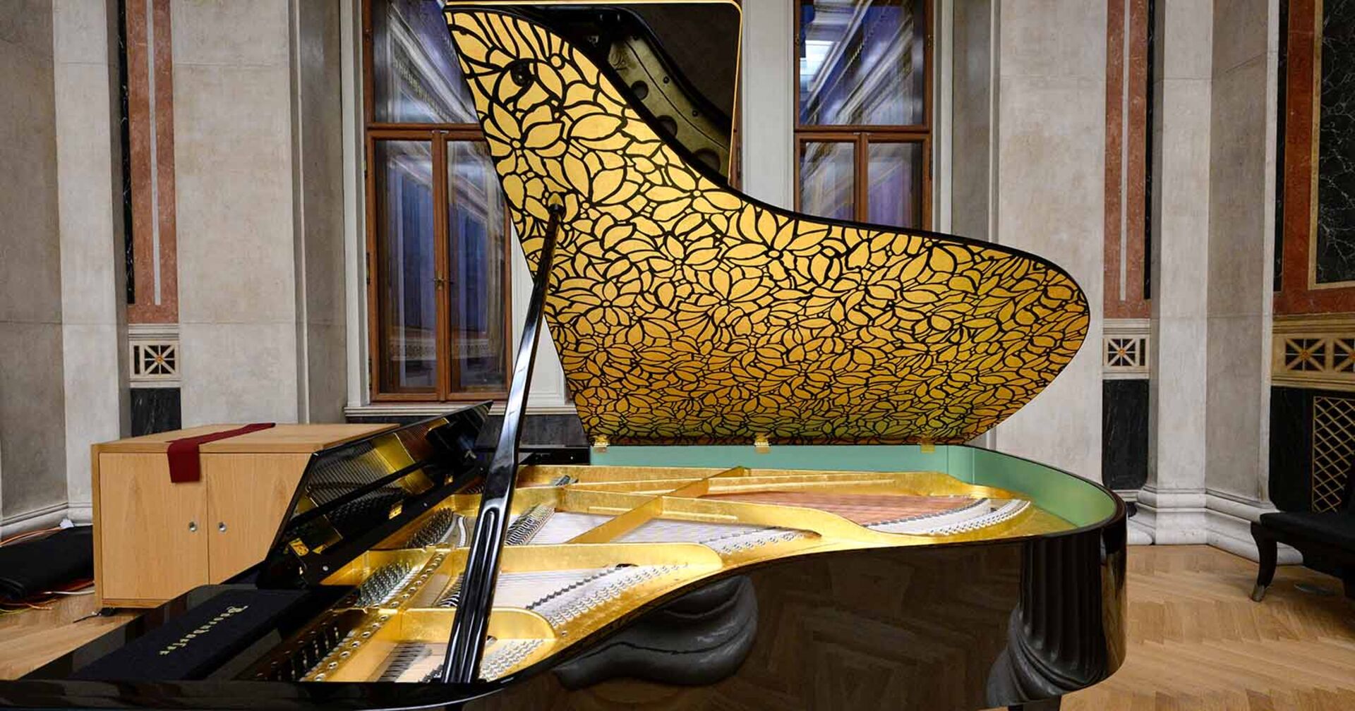 Der goldene Bösendorfer-Flügel im Parlament