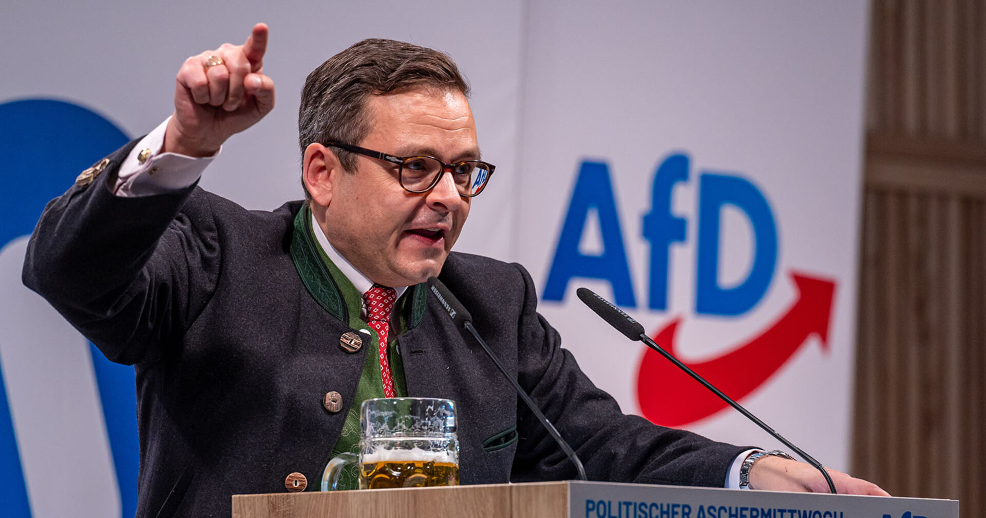 Gerald Grosz hält eine Rede bei einer Aschermittwochs-Veranstaltung der AfD