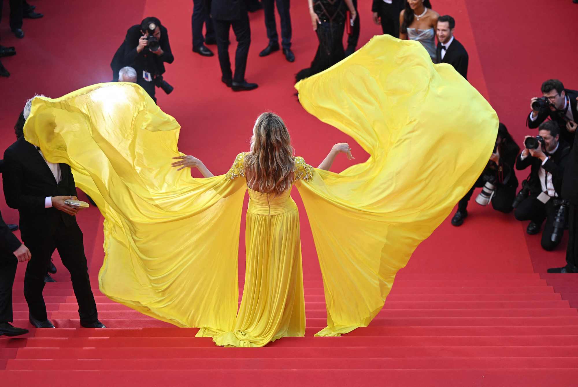Heidi Klum in einem gelben Kleid mit großem Ausschnitt auf dem roten Teppich in Cannes