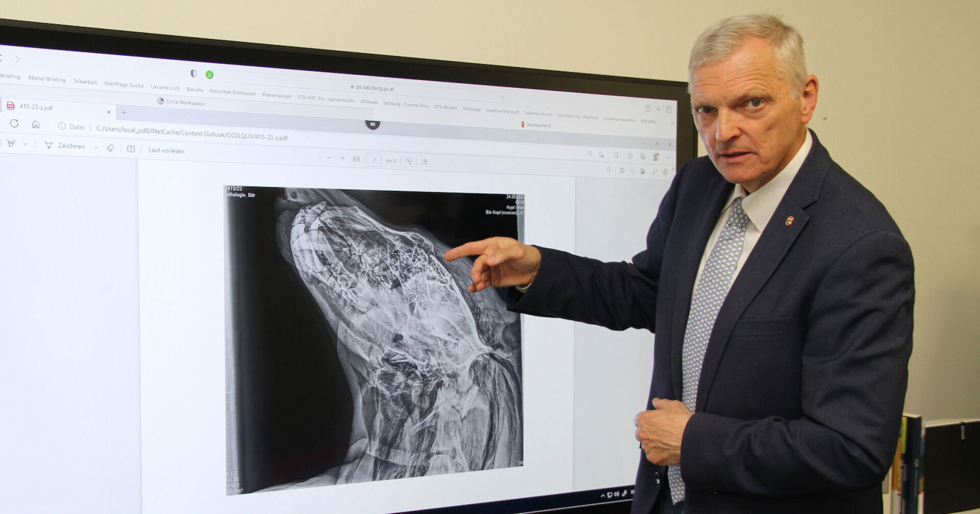 Landesveterinärdirektor Josef Schöchl zeigt ein Röntgenbild des Bärenschädels.