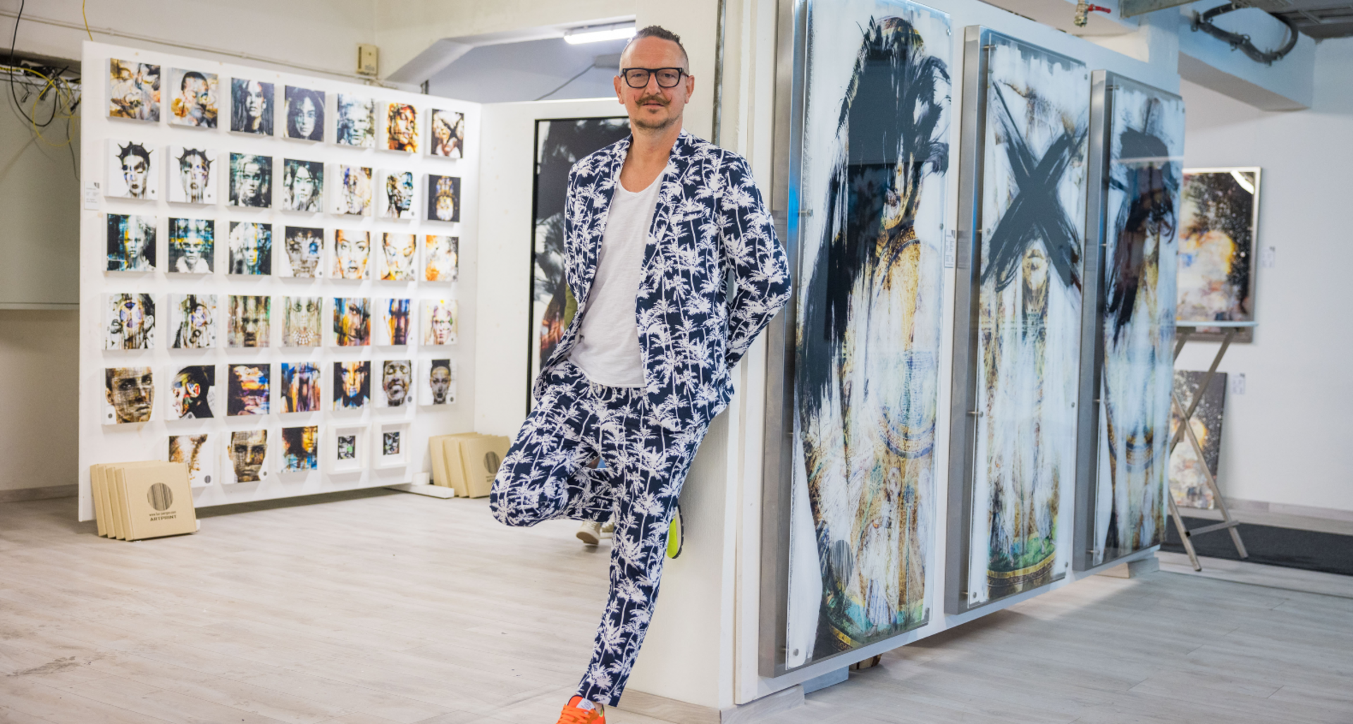 Jürgen Norbert Fux bei seiner Ausstellung