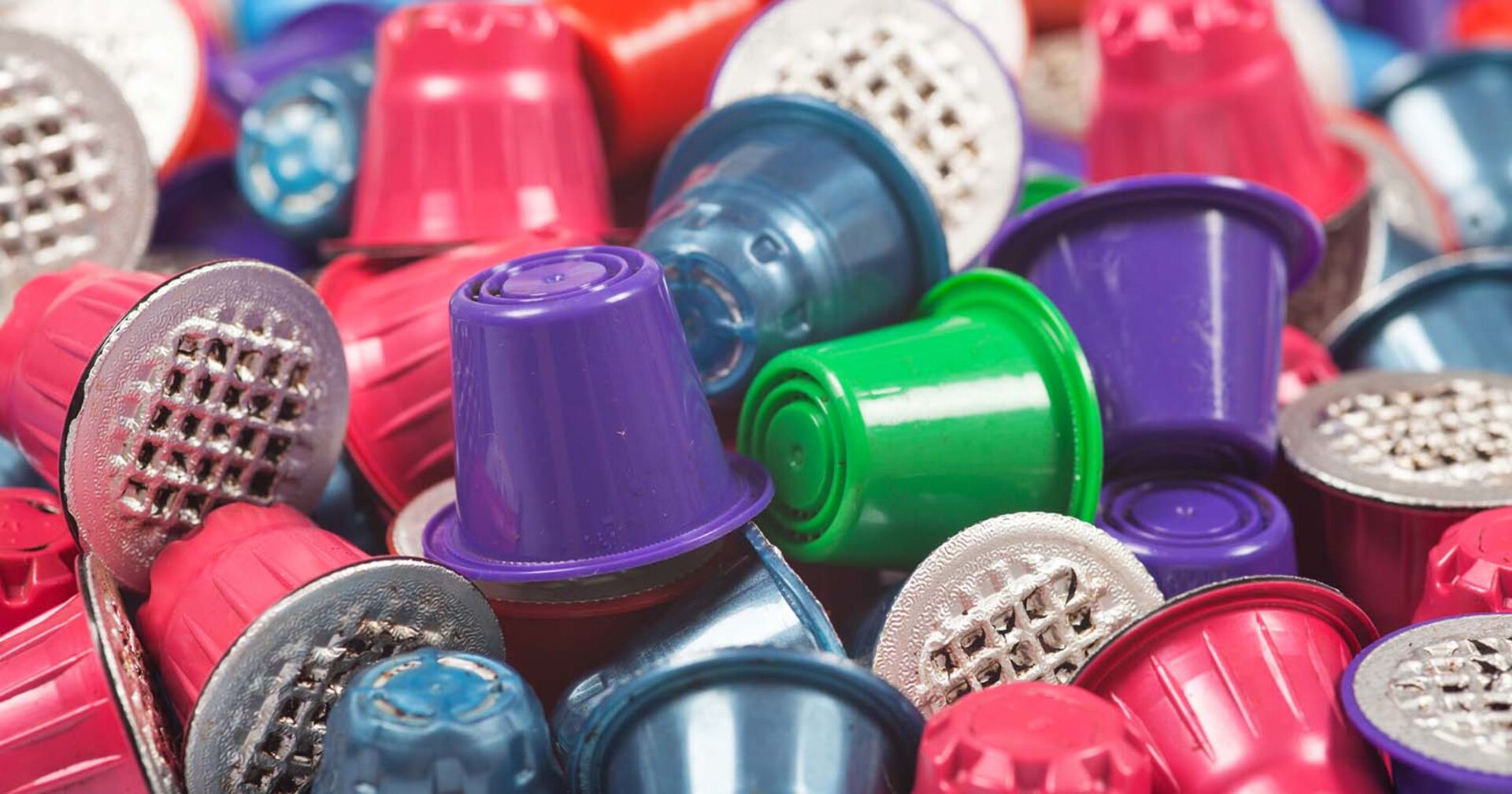 Bunte, leere Kaffeekapseln auf einem Haufen