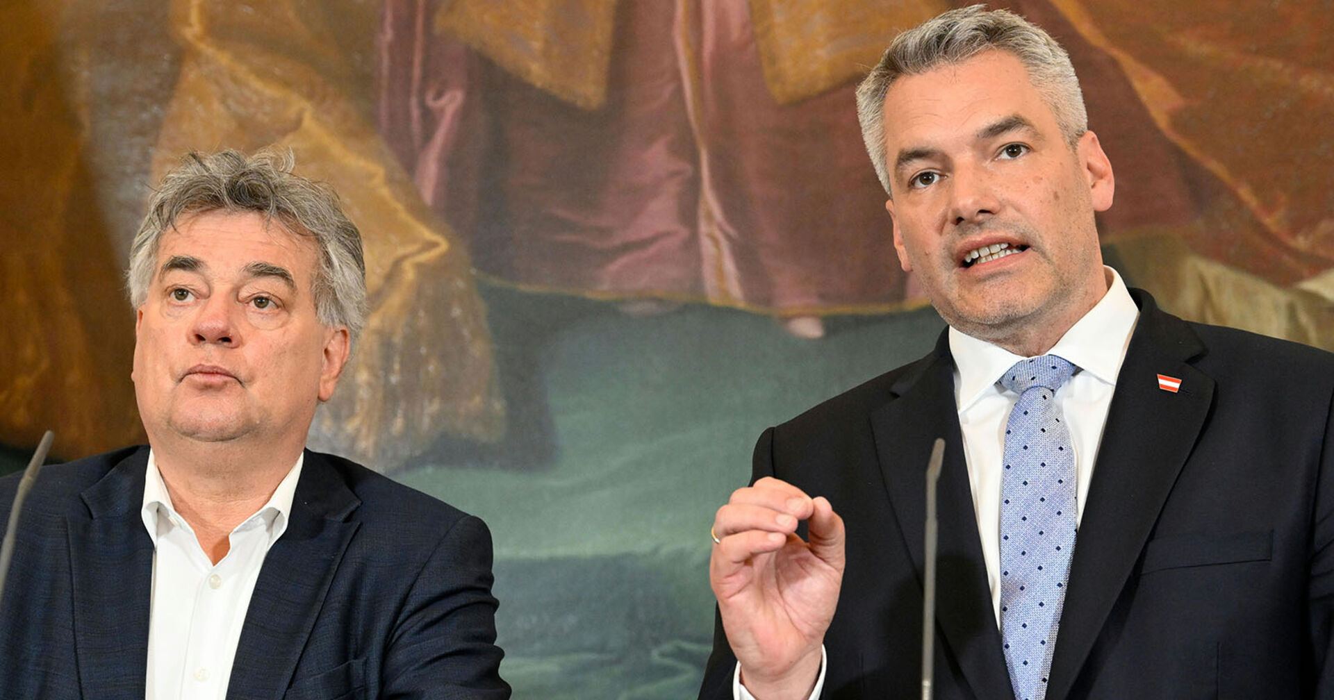Vizekanzler Werner Kogler und Bundeskanzler Karl Nehammer bei einer Pressekonferenz