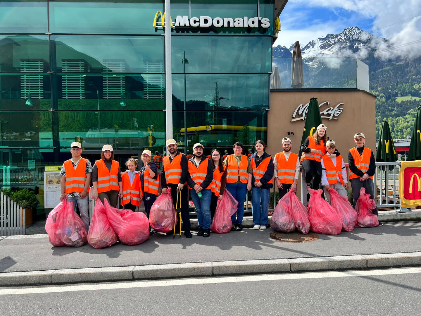 McDonald’s Bürs Team mit Stammgästen und motivierten Gäste Familien mit Kinder.