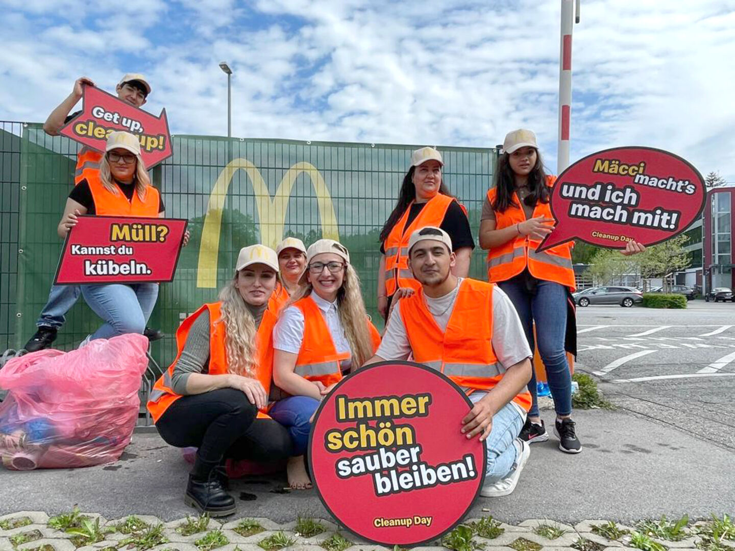 Restaurantleiterin Gudrun Lieb mit ihrem McDonald's Hard Team.