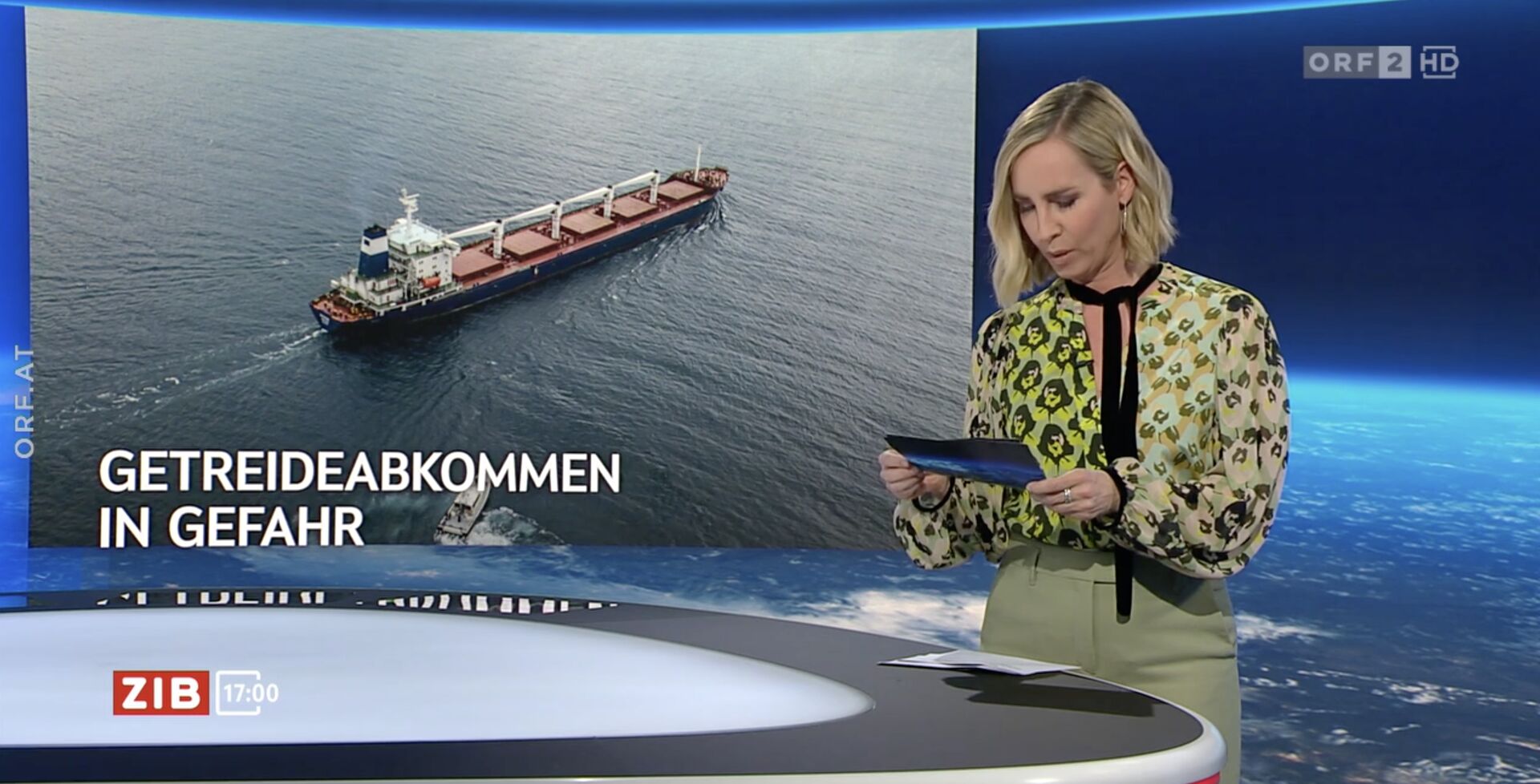 Nadja Bernhard kann den Text auf ihren Handkarten nicht lesen.