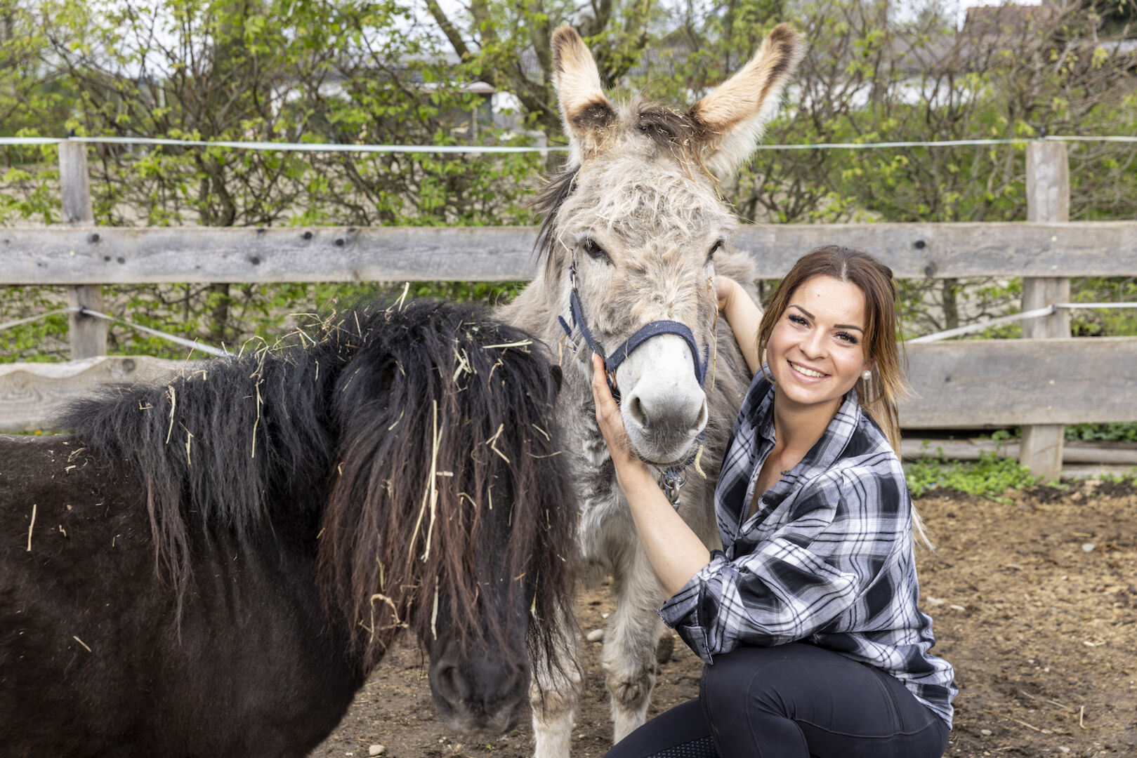 Nicole mit einem Esel.
