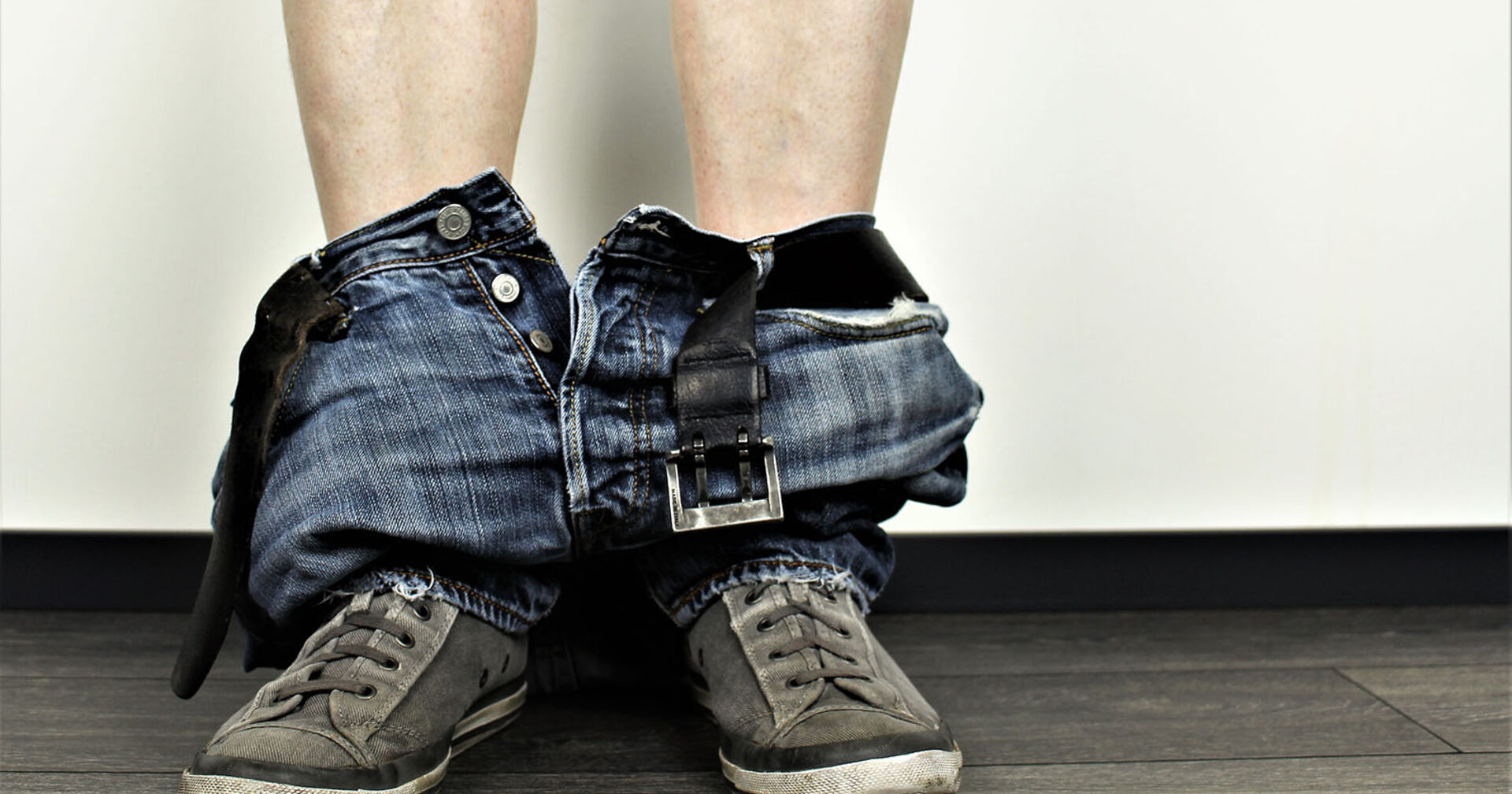 Mann mit heruntergelassenen Hosen