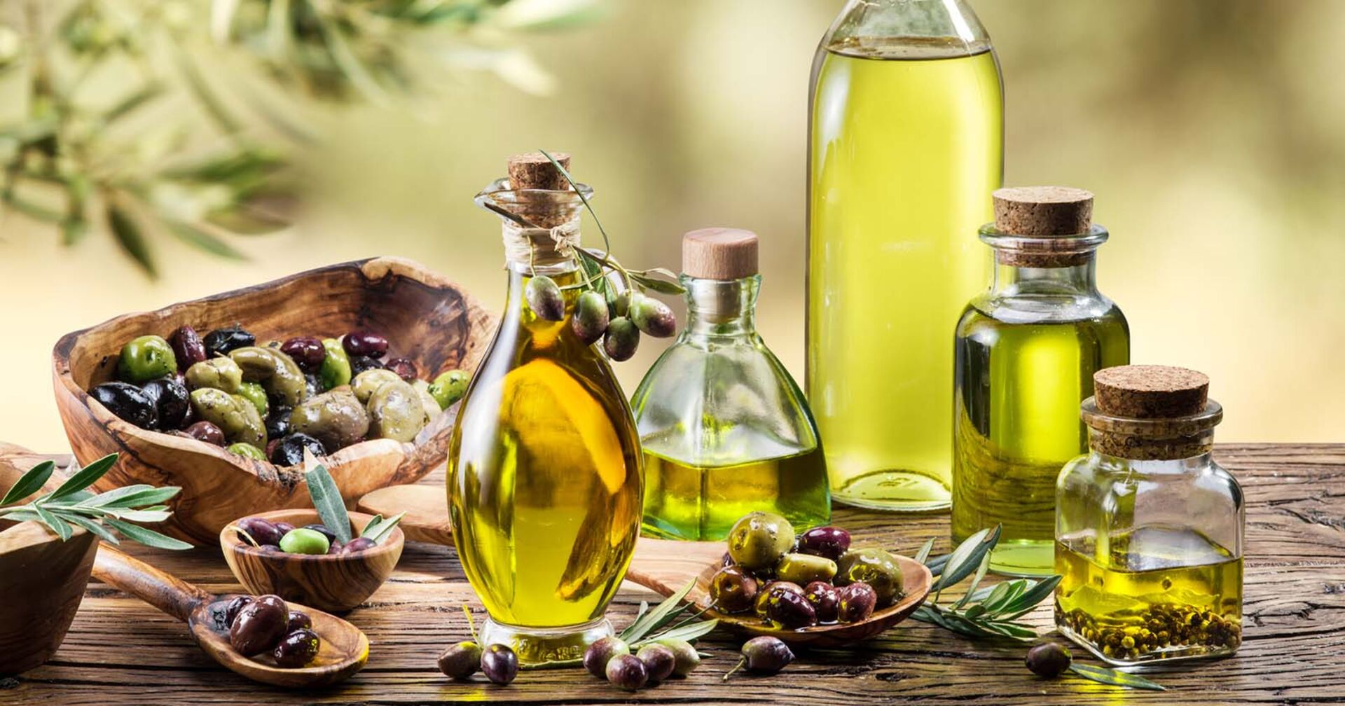 Oliven und Olivenöle in verschiedenen Gefäßen