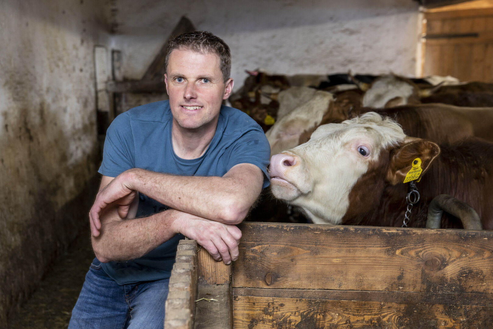 Peter mit einem Kalb.