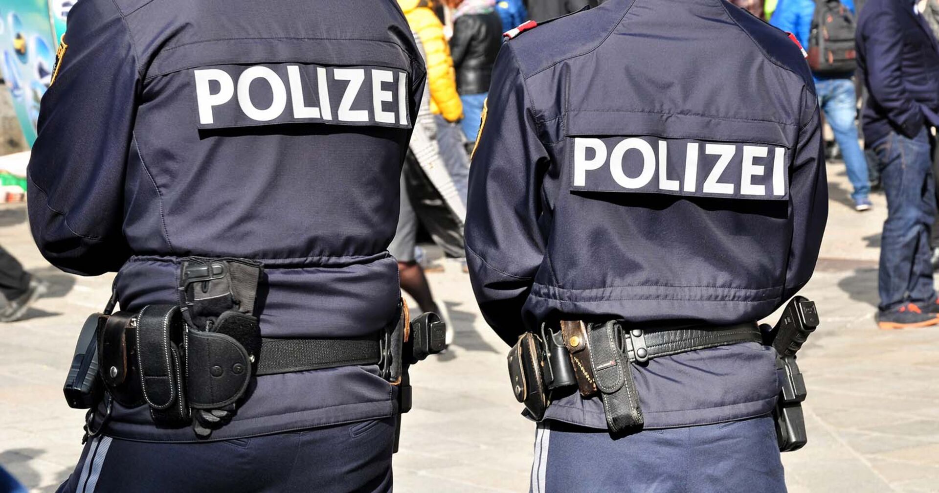 Zwei Polizeibeamte auf Streife