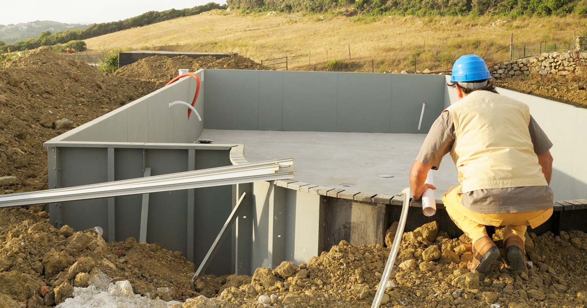 Bauarbeiter arbeitet an einem Swimminngpool