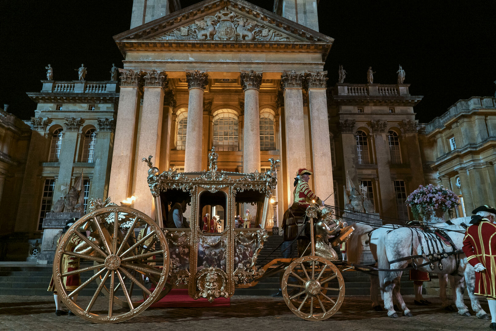 Eine goldene Kutsche vor einem Palast