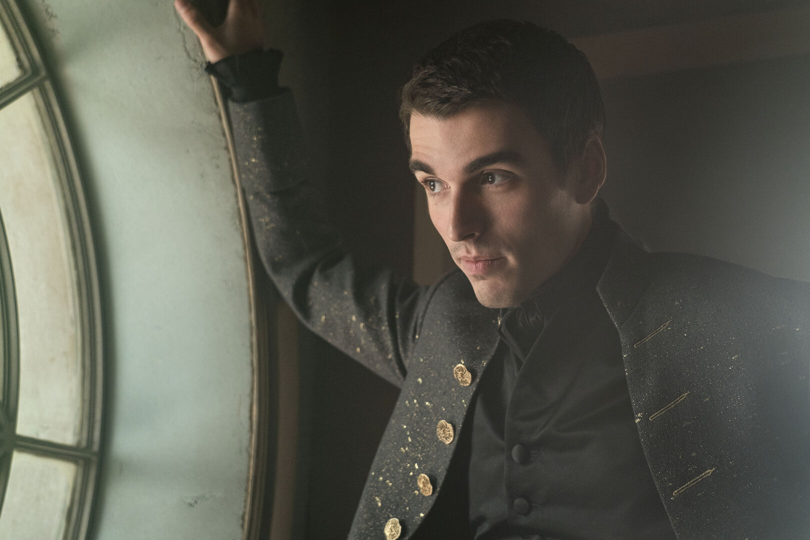 König George schaut aus dem Fenster