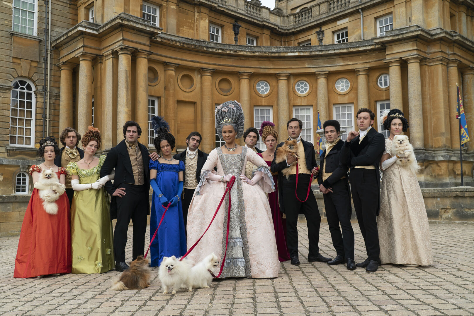 Menschen in höfischen Gewändern vor dem Palast