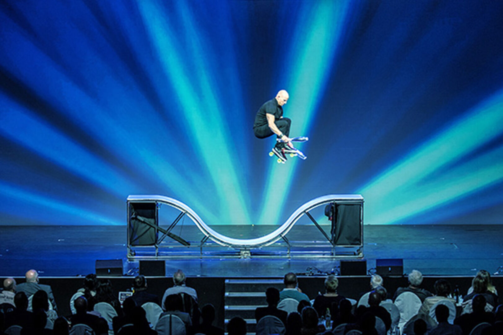 TJ Wheels: Einzigartige Kombination von Rollschuh- &amp; Jonglage-Kunst.