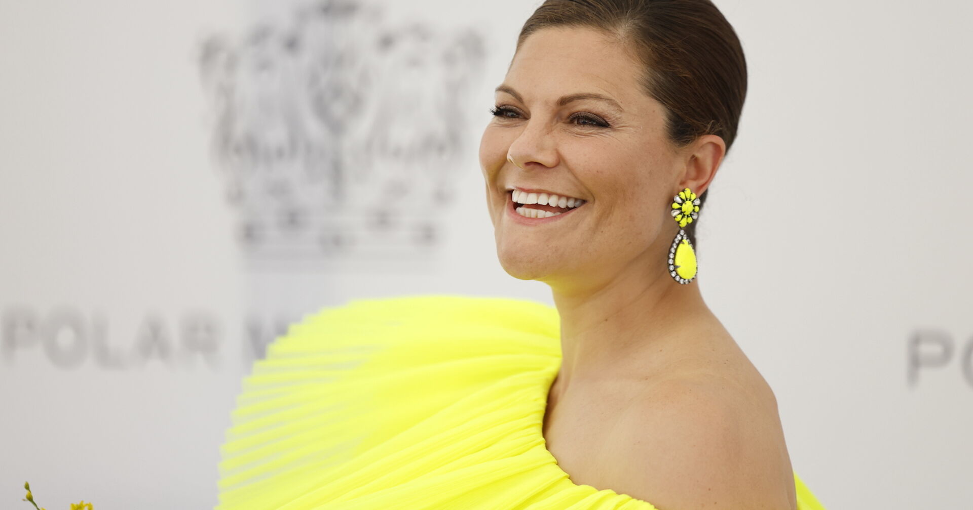 Kronzprinzessin Victoria trägt ein gelbes Kleid und gelbe Ohrringe