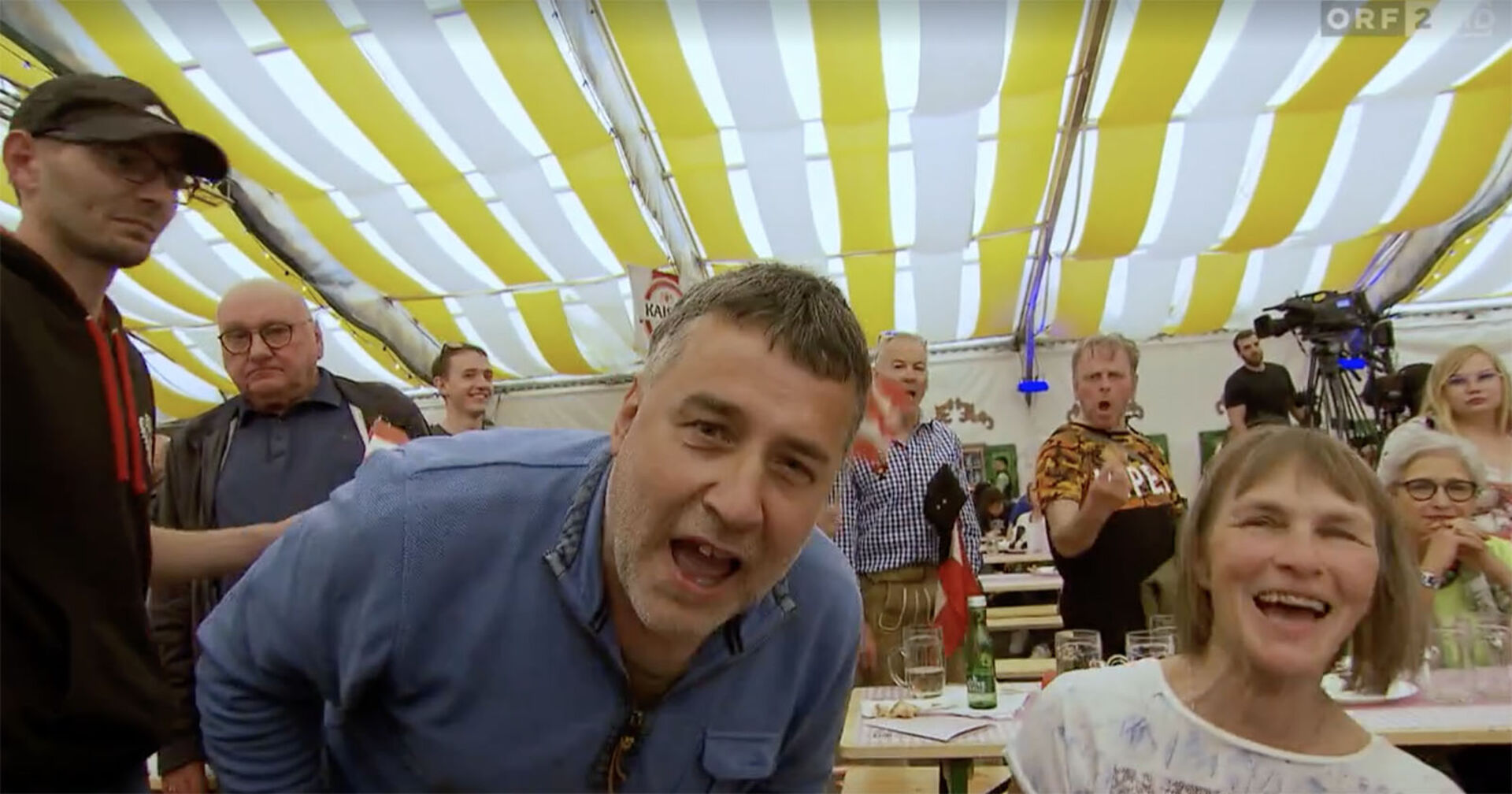 Ein FPÖ-Anhänger schreit das Kamerateam des ORF an.