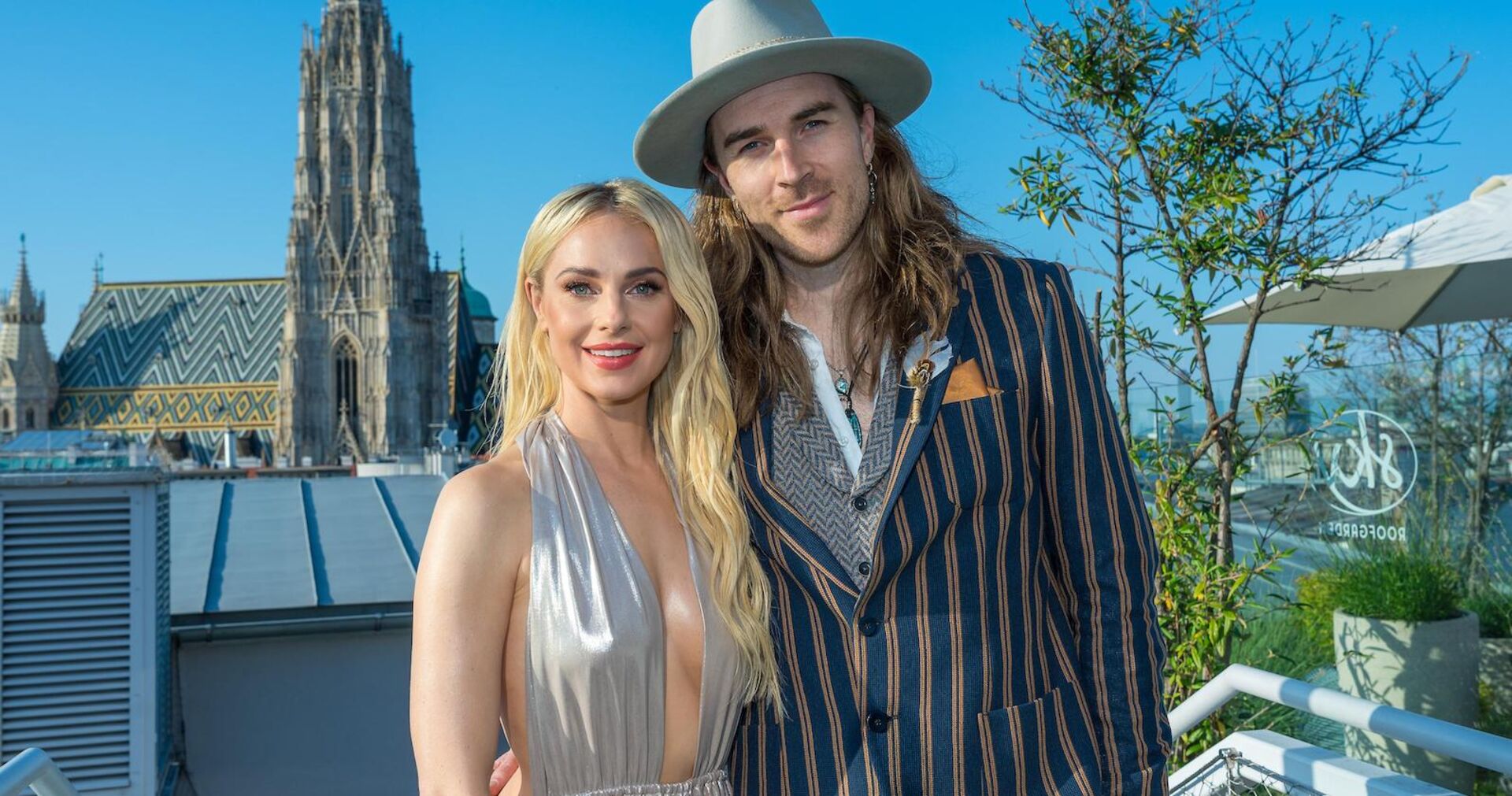 Silvia Schneider mit Jamie Harrison auf einer Dachterrasse