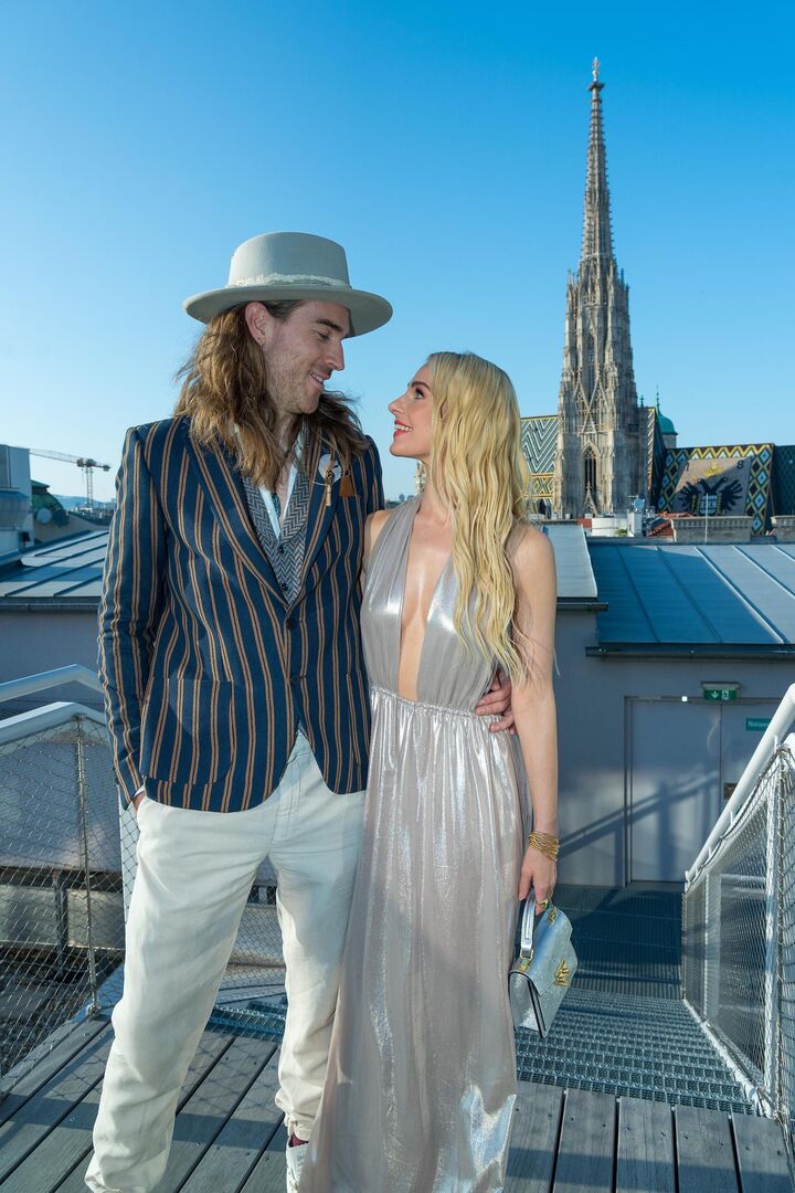 Silvia Schneider und Jamie Harrison werfen sich verliebte Blicke zu.