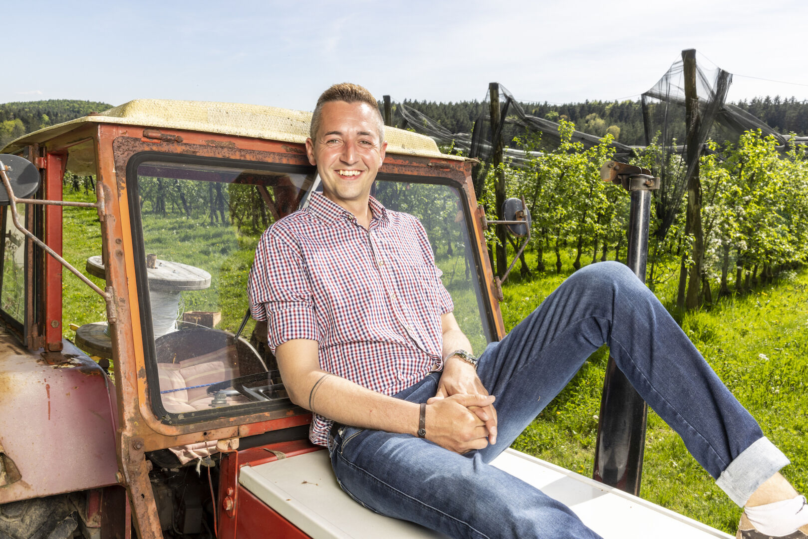 Bauer Simon sitzt auf einem Traktor.