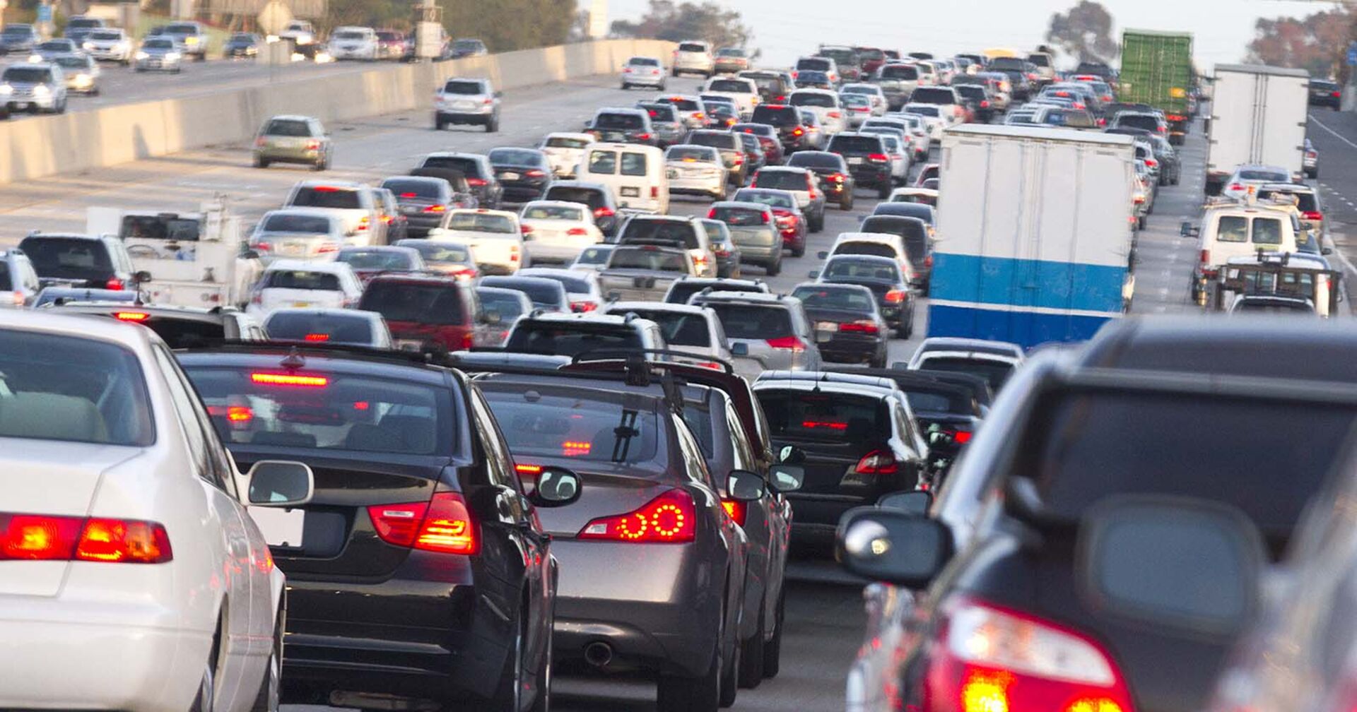 Autos stehen auf der Autobahn im Stau