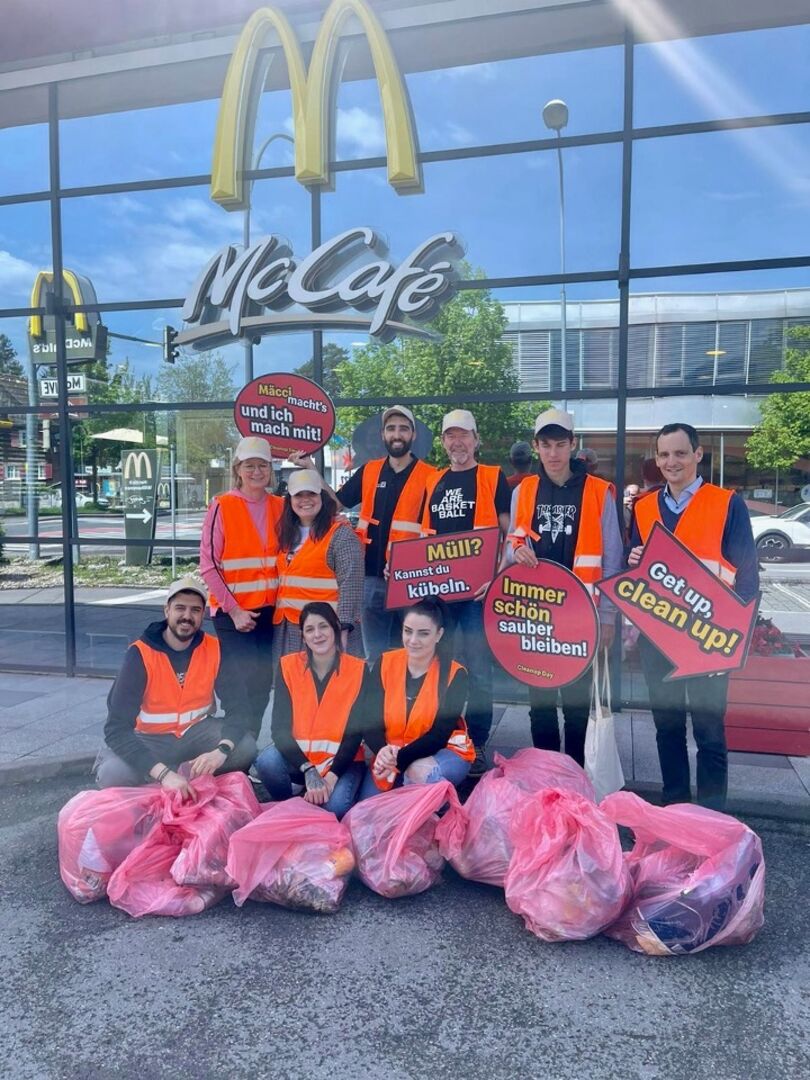 McDonald's Dornbirn Team, Annette Versluis mit Markus Mittelberger und Team der Lions Dornbirn auch mit dabei Vizebürgermeister Julian Fässler.