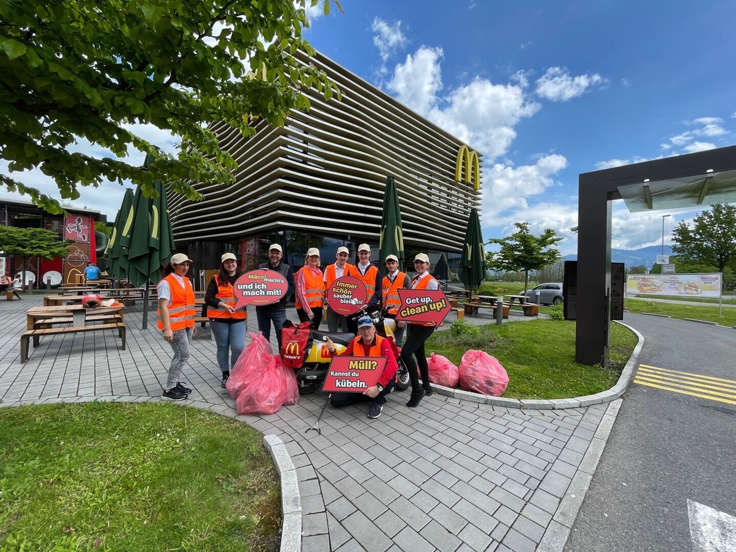 McDonald's Lustenau Team mit Bürgermeister Kurt Fischer, dem FC Lustenau Club und Franchisenehmer Loek Versluis.