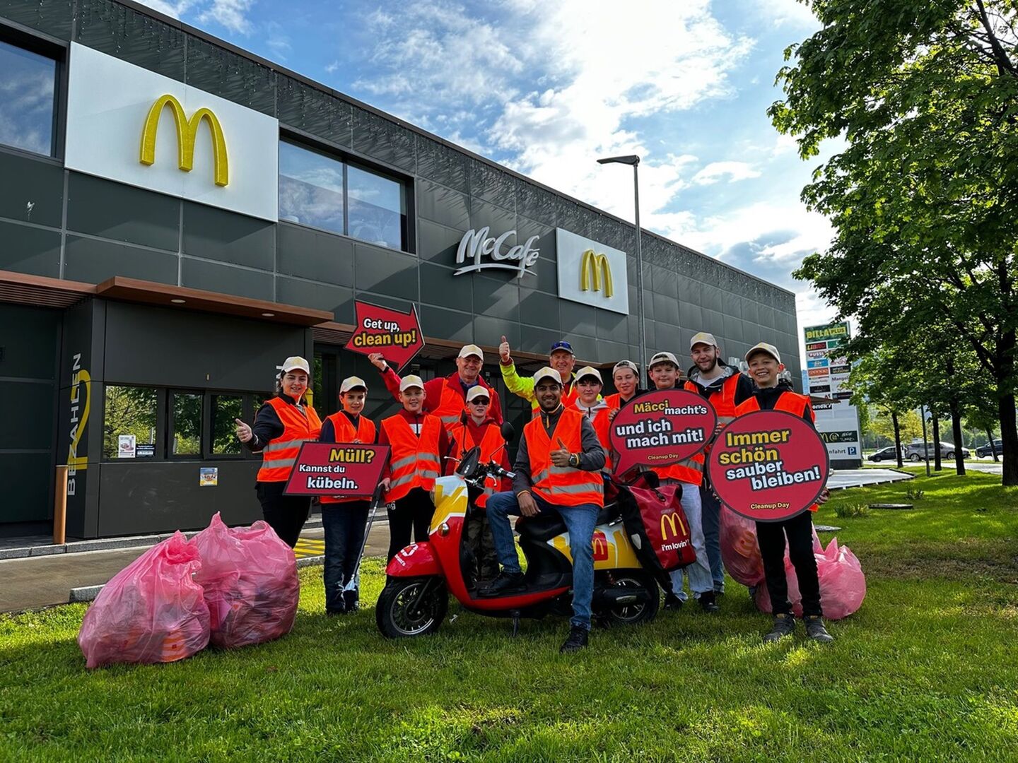 McDonald’s Rankweil Team mit Daniel Versluis und dem Nachwuchs des Handballclubs BW Feldkirch und Franchisenehmer Loek Versluis.
