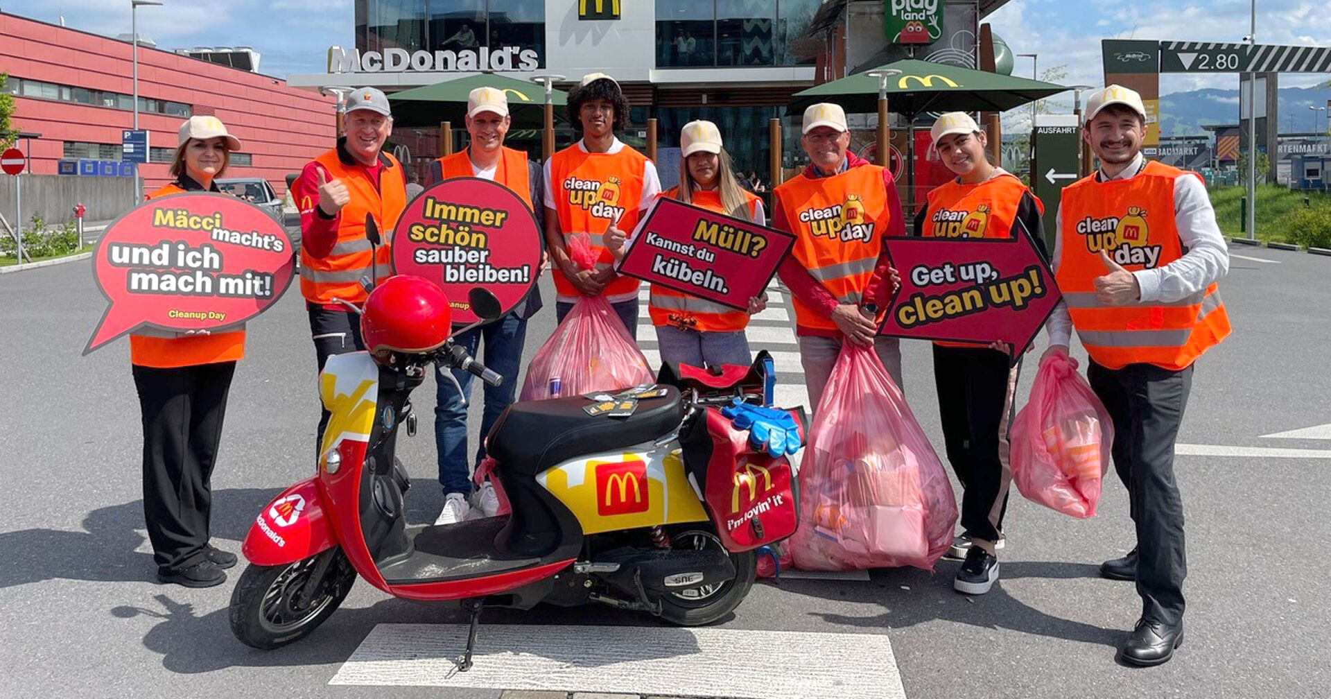 McDonald's Hohenems Team mit Bürgermeister Dieter Egger, Stammgast Dietmar Braun und Franchisenehmer Loek Versluis.