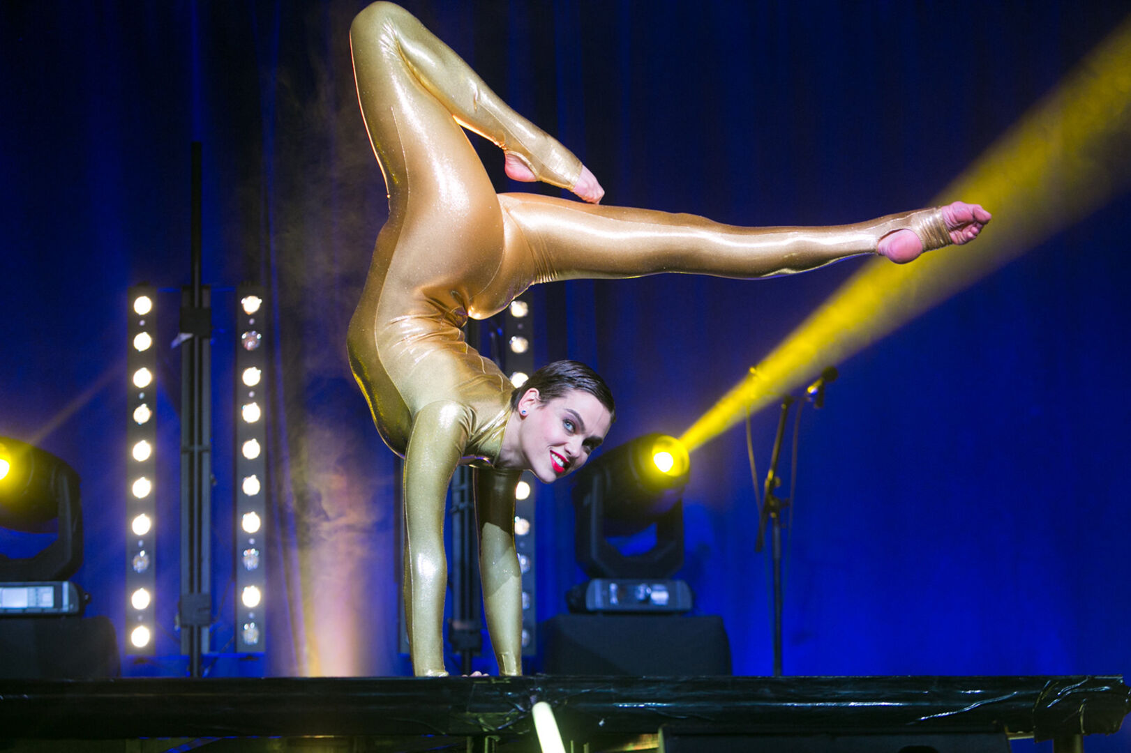 Kontorsionistin Nina Burri zeigt die Kunst der Kontorison und Handstandakrobatik.