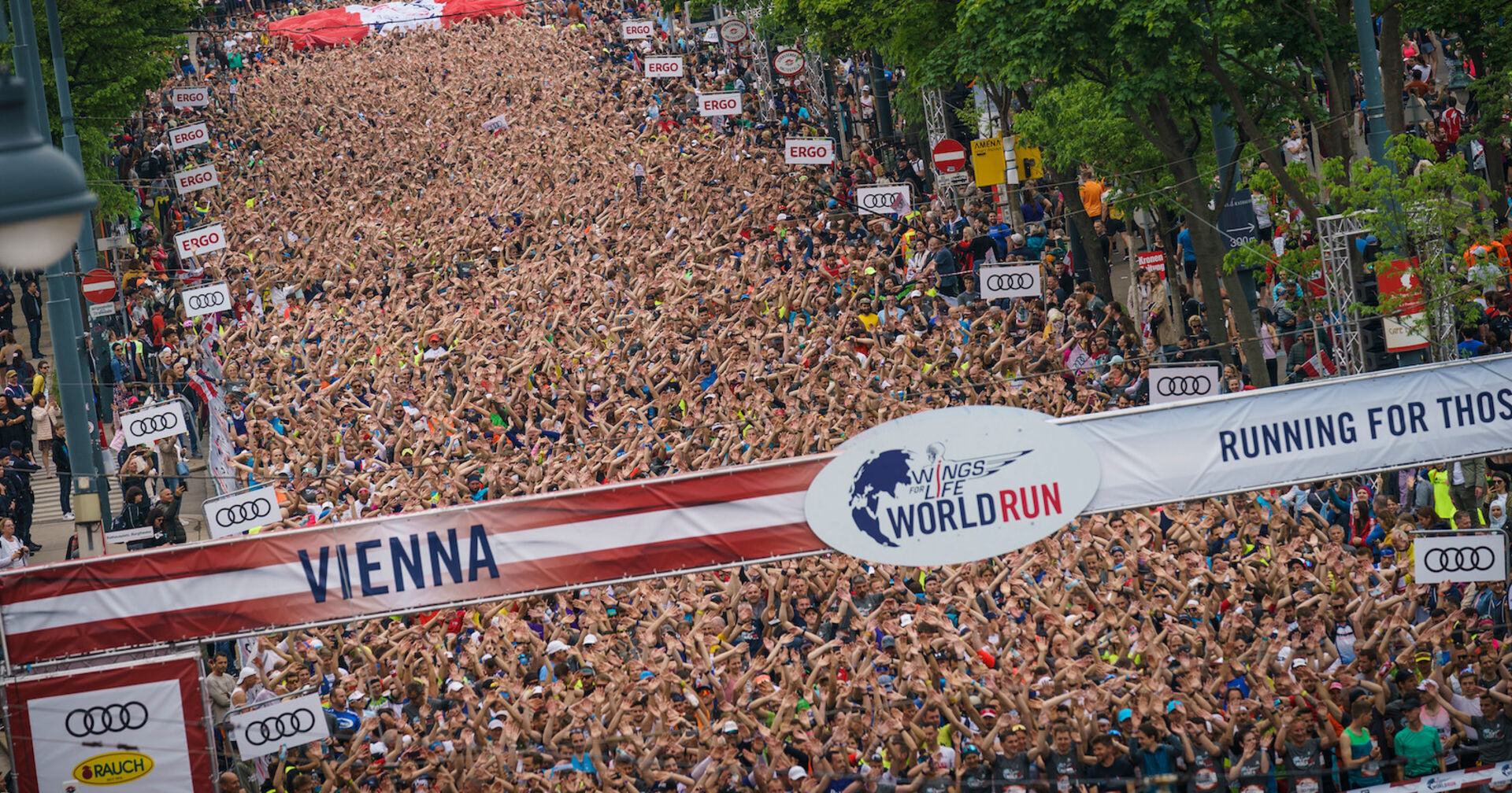 Tausende Läufer am Start, von oben fotografiert