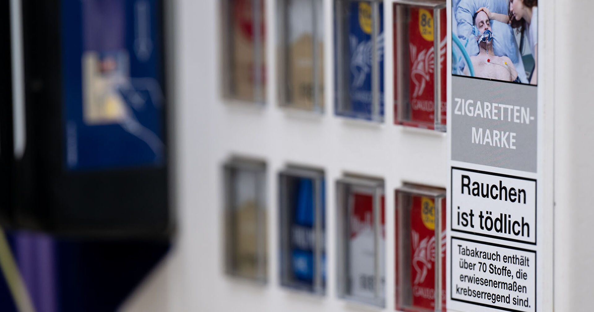 Zigarettenautomat mit Warnhinweis
