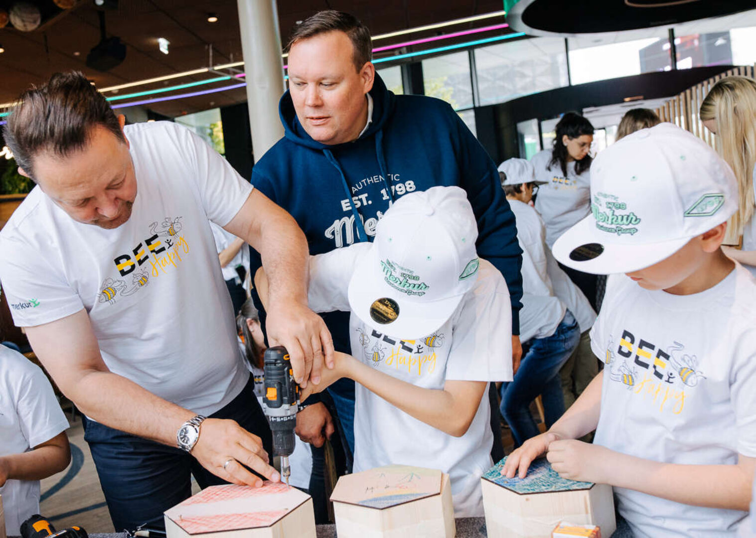 Die Kinder bastelten mithilfe von Christian Kladiva (Vorstandsdirektor Merkur Versicherung) und Markus Spellmeyer (Vorstand Merkur Versicherung).