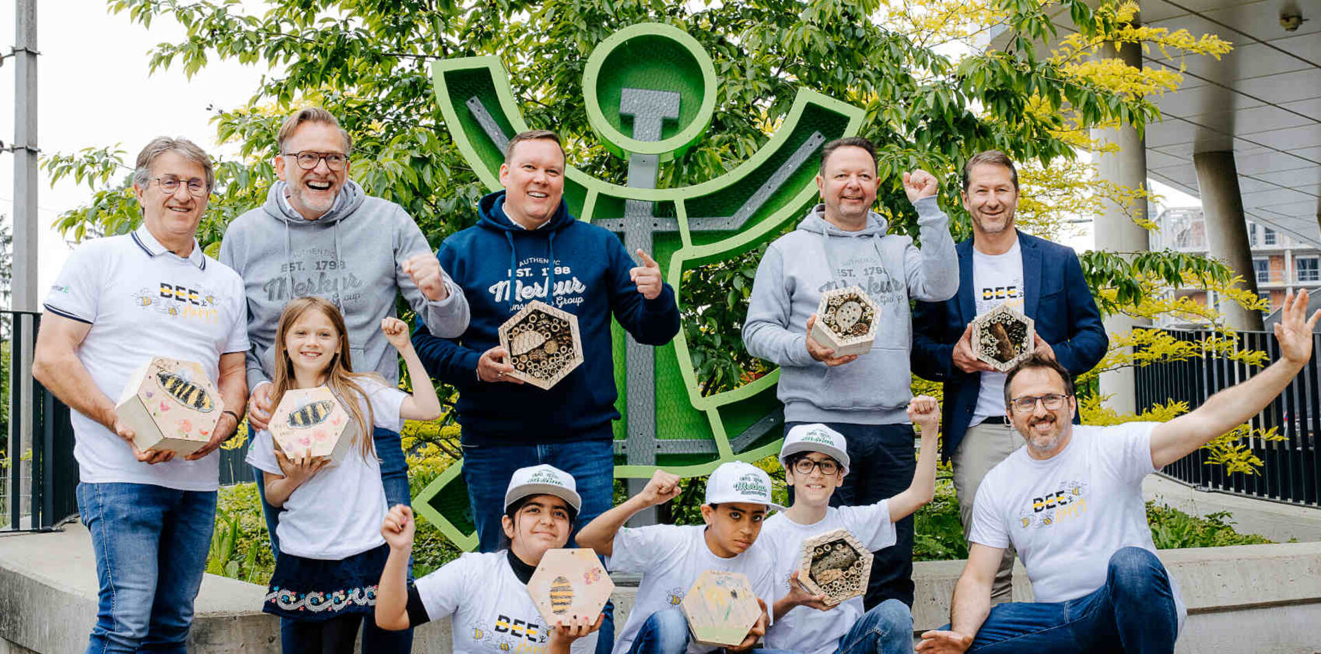 Manfred Hohensinner (Geschäftsführer Frutura), Ingo Hofmann (CEO Merkur Versicherung), Markus Spellmeyer (Vorstand Merkur Versicherung), Christian Kladiva (Vorstandsdirektor Merkur Versicherung), Franco Foda (Bienenbotschafter), Thomas Zimmermann (Nachhaltigkeitskünstler) mit Kindern der VS Triester