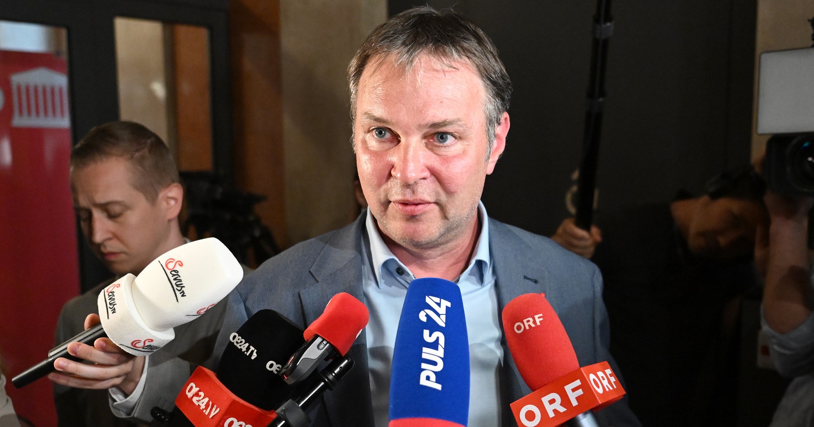 Andreas Babler nach einer Sitzung vor den Mikrofonen von Servus, ORF und Puls4.